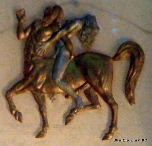 h driada kapeli pano ston kentauro apo ton ejikia.jpg